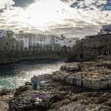 Il tragitto della Rotta dei due mari parte da Polignano a Mare. Secondo alcuni storici infatti la cittadina potrebbe essere stata fondata proprio come colonia greca con il nome di Neopolis